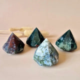 Unieke mosagaat druzy edelsteen carving, ca. 6 cm; Moonlight Gemstones, vier piramide-stenen in groene tinten
