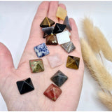 Mini Edelsteen Piramides 1.5 cm; Moonlight Gemstones, assorted colors