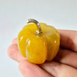 Mini Gele Jade Pompoen pendant by Moonlight Gemstones, 20mm yellow jade pumpkin for Halloween decor