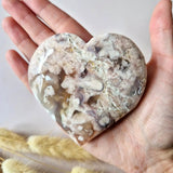 Edelsteen Druzy Roze Amethist Hart, 8–10 cm, kristallen oppervlak in hand