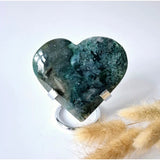 Grote mosagaathart druzy op metalen standaard, groenblauwe tinten