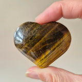 Moonlight Gemstones tijgeroog hartvormige palmsteen, gepolijst met warme goudbruine tinten