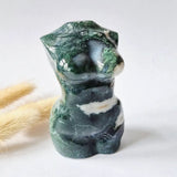 Mosagaat vrouwenbeeldje, handgeslepen edelsteen, donkergroen met witte banding, 8 cm
