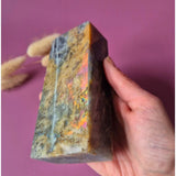 XL Labradoriet-toren met regenboog flash; paarse/oranje kleuren, 568 g, Moonlight Gemstones