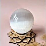 Kristallen seleniet bol 80mm van Moonlight Gemstones; rust, reiniging en maanmagie
