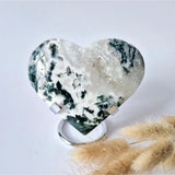 Moonlight Gemstones edelsteen: grote Druzy mosagaat hart op metalen standaard