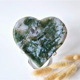 Moonlight Gemstones Edelsteen: grote druzy mosagaat, hartvormig, op metalen standaard, 323 g