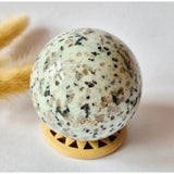 Kiwi Jaspis bol 60 mm door Moonlight Gemstones, natuurlijke edelsteen met groene tinten en zwarte vlekken