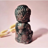Granaat Buddha-beeld, 15 cm, circa 1 kg, donkerrode edelsteen met zwarte tinten