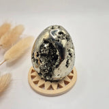 Edelsteen Bol Pyriet 40–50 mm met druzy kristallen op ronde beige standaard