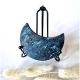 Firework Stone Maan op Standaard, donkerblauw met blauwe flekken, Moonlight Gemstones, 7–9 cm