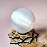 Kristallen seleniet bol 80mm op decoratieve houten voet, Moonlight Gemstones