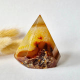 Druzy grijze agaat kristal, piramidevormig staande edelsteen met bruine banding en rotsachtige basis, 130g