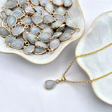 Goudkleurige ketting met amazoniet waterdruppel hanger (1cm) van Moonlight Gemstones; bowl met tientallen hangers