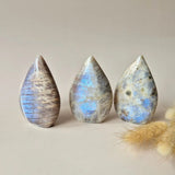 Moonlight Gemstones Blauwe maansteen Flame druppelvormige stenen, 3 stuks met blauwe flash, 7–9 cm