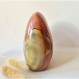 Edelsteen Spiritueel Ocean Jasper freeform sculpture, polychrome pinks with creamy earthy swirls