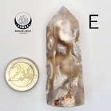 Handgemaakte bloemagaattoren van Moonlight Gemstones; gepolijste agaat met bandpatronen, schaal met 2-euro munt