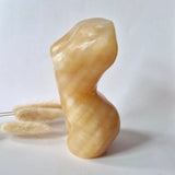 Vrouwenbeeldje van honingcalciet, 13–14 cm, beschermende edelsteenbuste