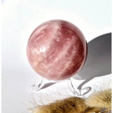 Rozenkwarts kristallen bol, 60 mm, roze edelsteen op glazen standaard