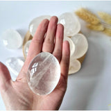 Edelsteen Bergkristal palmsteen by Moonlight Gemstones, clear quartz 6–8 cm held in hand