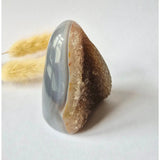 Druzy Agaat uit Uruguay – Moonlight Gemstones 173 g geode-edelsteen met blauwgrijze buitenkant en bruine binnenkant.