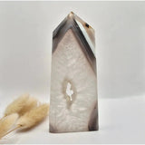 Grijze agaat toren met druzy opening; gepolijste edelsteen obelisk, 200 g – Moonlight Gemstones