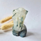 Moonlight Gemstones mosagaat vrouwenbeeldje, 8 cm, pale groen-wit edelsteen met donkere insluitsels, handgeslepen sculptuur