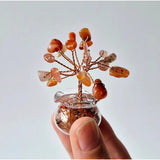Mini Edelsteen Money Tree (5 cm) by Moonlight Gemstones with copper-wire branches and orange gemstone chips.