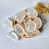 Edelsteen Bergkristal Palmsteen 6–8 cm – set of 9 clear quartz palmstones on round wooden board