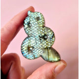 Edelsteen Labradoriet slang-carving, Moonlight Gemstones, 5 cm, iriserende blauw-groene schubpatroon