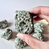 Edelsteen Ruwe Pyriet Stukken – Moonlight Gemstones silver metallic pyrite crystal clusters