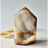 Druzy Agaat Toren uit Uruguay – 544 g, witte druzy geode met bruine rand