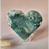 Hartvormige mosagaat druzy edelsteen op metalen standaard, groene kristallen, 130–150 g