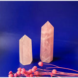 Rozenkwarts torens – 7–9 cm, roze kristal, 2 stuks op blauwe achtergrond
