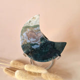 XL edelsteen mosagaat maan op standaard; groen, wit en beige druzy patronen.