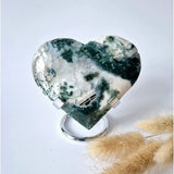 Hartvormige mosagaat druzy op metalen standaard, groen en wit, Moonlight Gemstones.