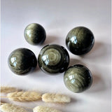 Golden Obsidian Edelsteen Bol van Moonlight Gemstones, set van vijf 50–75 mm, beschermend en krachtig