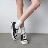 green-goose Bamboe Sokken - Wit, white bamboo socks worn with black sneakers.