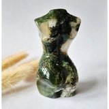 Mosagaat vrouwenbeeldje, 8 cm, handgeslepen edelsteen met groen-witte patronen
