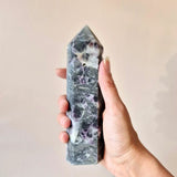 XL lepidoliet in kwarts met toermalijn toren; Moonlight Gemstones, blauw-paarse tinten