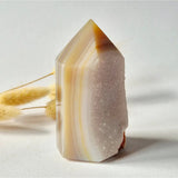 Druzy Agaat Toren uit Uruguay – 194 g, geel-witte banding en kristallijne geode onderkant, Moonlight Gemstones