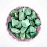 Kristalgroen kwarts getrommelde edelstenen; Moonlight Gemstones, 2–4 cm, ca. 20 stuks in roze kom