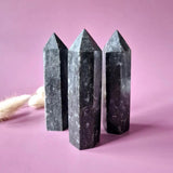 Edelsteen Kiwi Jasper Toren (7–9 cm) Sesame Stone