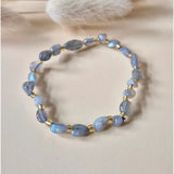 Edelsteen armband Labradoriet met natuurlijke chips in organische vorm, goudkleurige spacers.