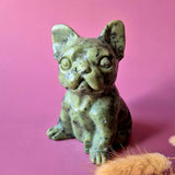 Groene Jade Franse Bulldog handgesneden edelsteenbeeld tegen roze achtergrond