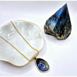 1x goudkleurige Labradoriet ketting met 25 mm hanger; Moonlight Gemstones, blauw iriserende edelsteen