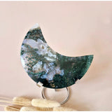 XL edelsteen mosagaat maan op standaard, 260g, groen-witte druzy patroon