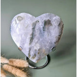 Druzy mosagaat hart op metalen standaard, Moonlight Gemstones - lavendelgrijs met groene insluitsels