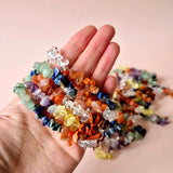 Spirituele Chakra Edelsteen Chips Armbandense set met kleurrijke kristalchips