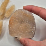 Druzy Grijze Agaat freeform kristal van Moonlight Gemstones, staande edelsteen, 134g